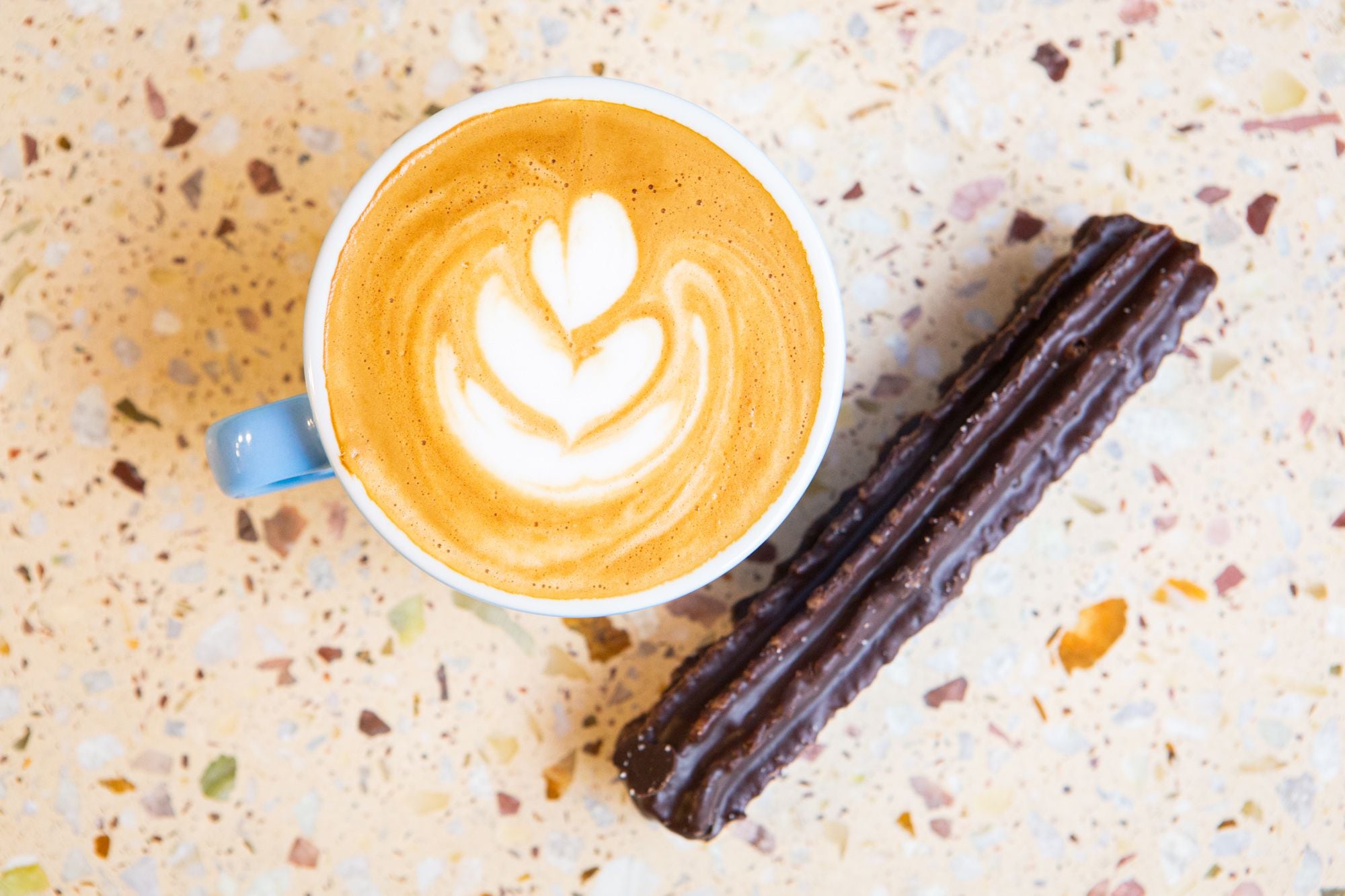 Tanto el flat white como el latte son los más pedidos para acompañar los churros 