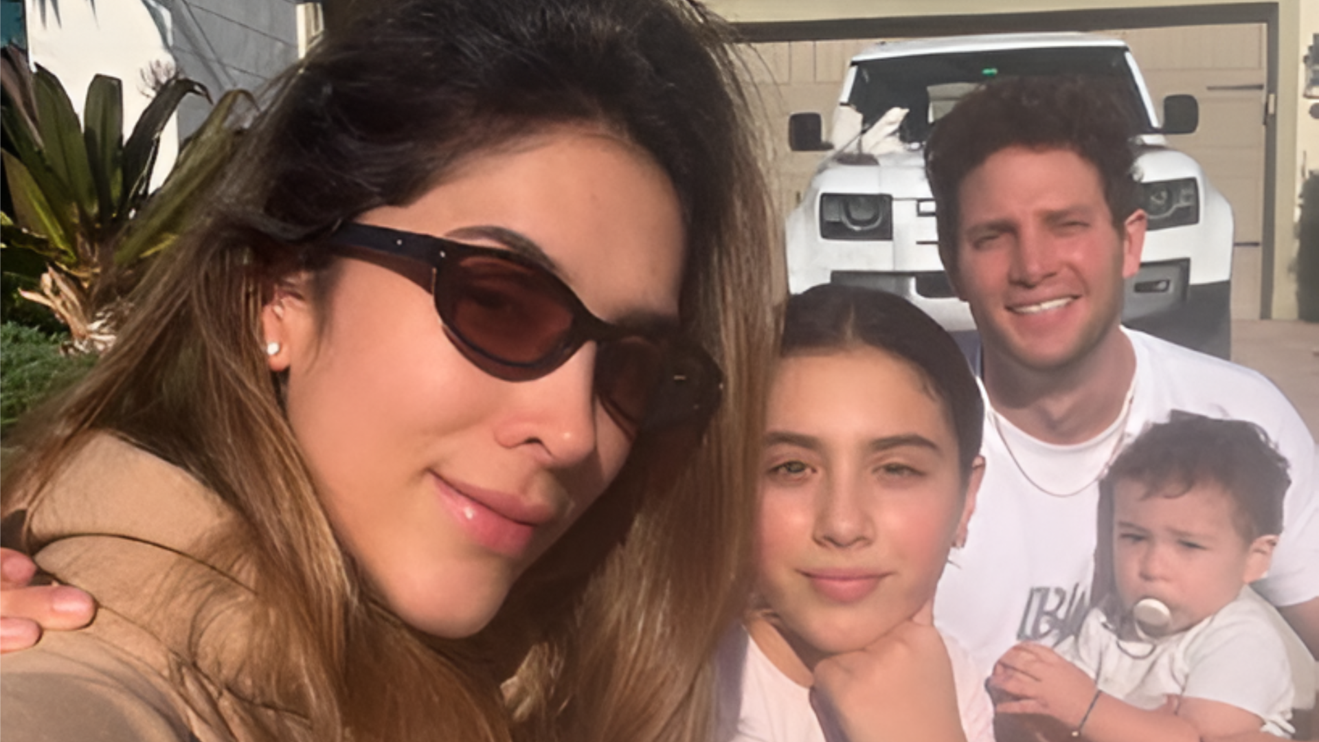 Hijo de Daniela Ospina enternece las redes sociales jugando con un buñuelo en la Noche de Velitas - Infobae