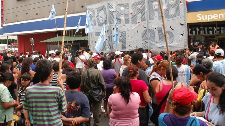 El movimiento Barrios de Pie suele movilizarse a fin de año para reclamar comida a los supermercados