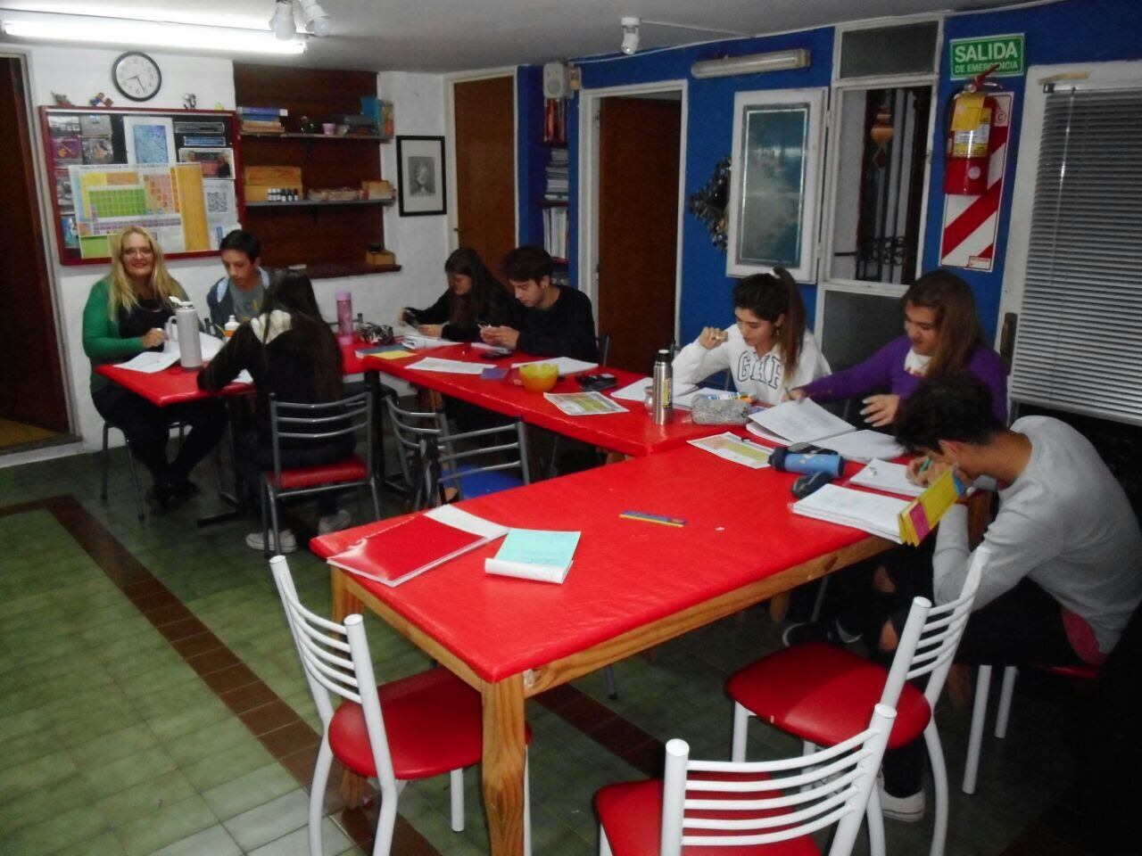 Adela junto a sus alumnos en la academia de apoyo escolar que fundó en su casa en el barrio de Urca en la Ciudad de Córdoba
