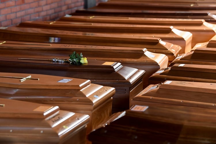 Ataúdes con los muertos por coronavirus se acumulan en la Iglesia del cementario de Serravalle Scrivia en Alessandria, Italia (REUTERS/Flavio Lo Scalzo)