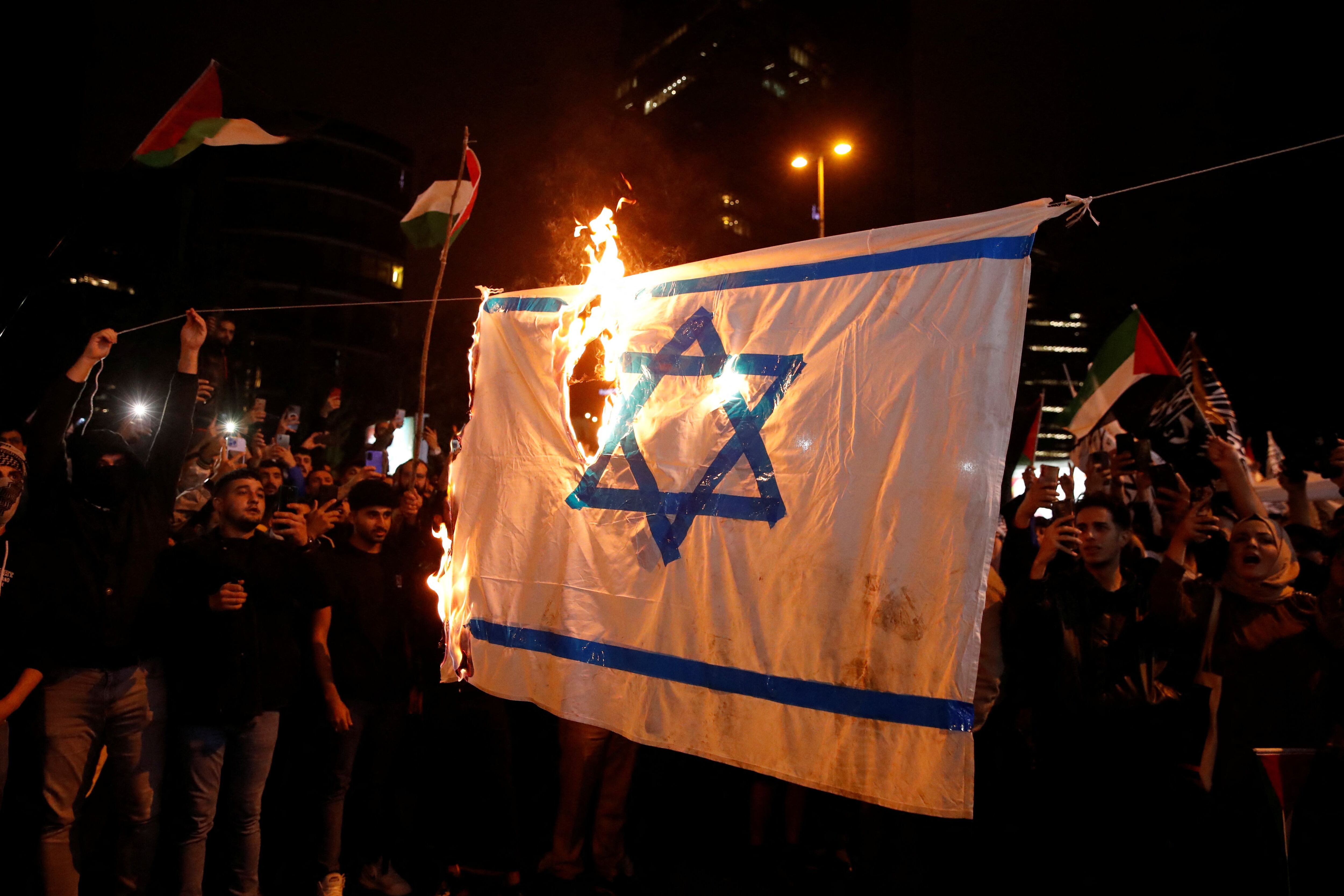 Manifestantes prenden fuego a una bandera israelí improvisada (REUTERS/Dilara Senkaya)
