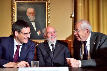 Los últimos galardonados con el Premio Nobel de Física Didier Queloz, Michel Mayor y James Peebles hablan durante una conferencia de prensa en la Real Academia de Ciencias de Suecia en Estocolmo, Suecia, el 7 de diciembre de 2019 (TT NEWS AGENCY vía REUTERS)