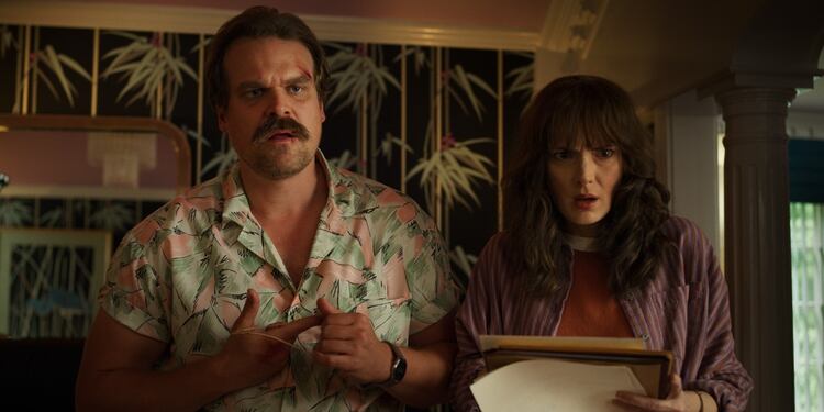 No es Stranger Things sin ellos, David Harbour como el jefe Hopper y Winona Ryder como Joyce Byers.