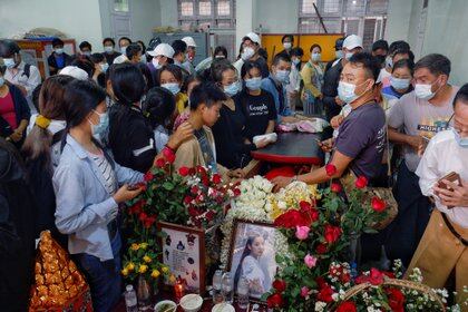 Personas en el funeral de Angel, un manifestante de 19 años también conocido como Kyal Sin, quien recibió un disparo en la cabeza cuando las fuerzas de Mynamar abrieron fuego para dispersar una manifestación antigolpista en Mandalay, Myanmar, el 4 de marzo de 2021. REUTERS / Stringer