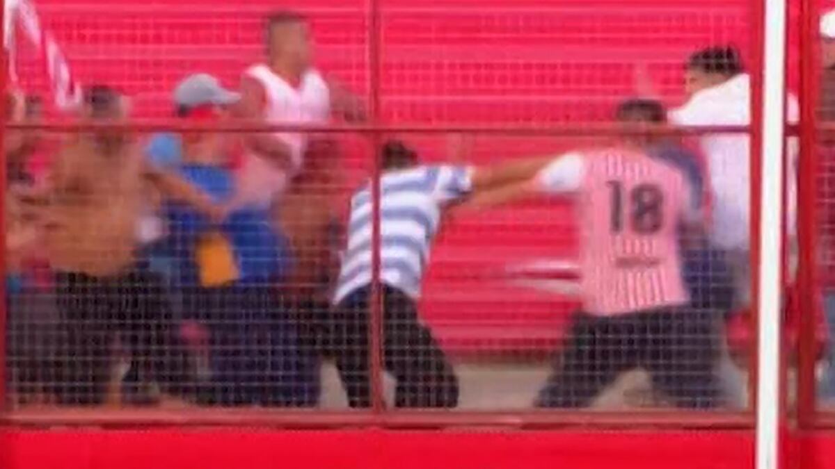 Brutal pelea de barras en pleno partido de Los Andes causó la explosión de la platea: 
