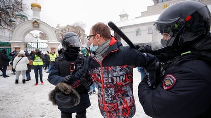 Law enforcement officers detain a man during a rally in support of jailed Russian opposition leader Alexei Navalny in Moscow, Russia January 31, 2021. REUTERS/Maxim Shemetov