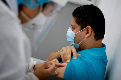 Personal de la salud recibe la vacuna contra la covid-19 durante una jornada de vacunación en la Unidad de Salud Pública ""Dr. Carlos Díaz del Pinal"", en Santa Tecla (El Salvador). EFE/Rodrigo Sura/Archivo 