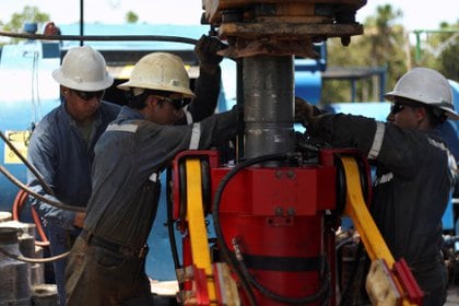 Técnicos petroleros trabajan con un taladro en una plataforma de la empresa estatal ecuatoriana Petroamazonas, en Tiputini (REUTERS/Daniel Tapia/File Photo)