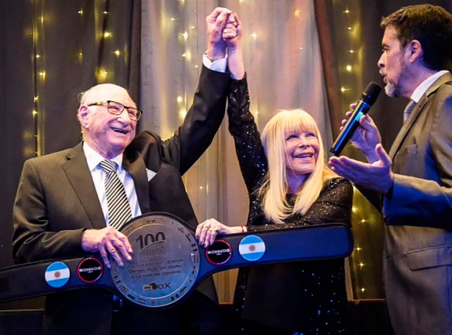 Eva Gatica, hija de José María, con el autor de la nota, testigo privilegiado de más de casi siete décadas del pugilismo (Foto: Nelson Quispe/uperbox)