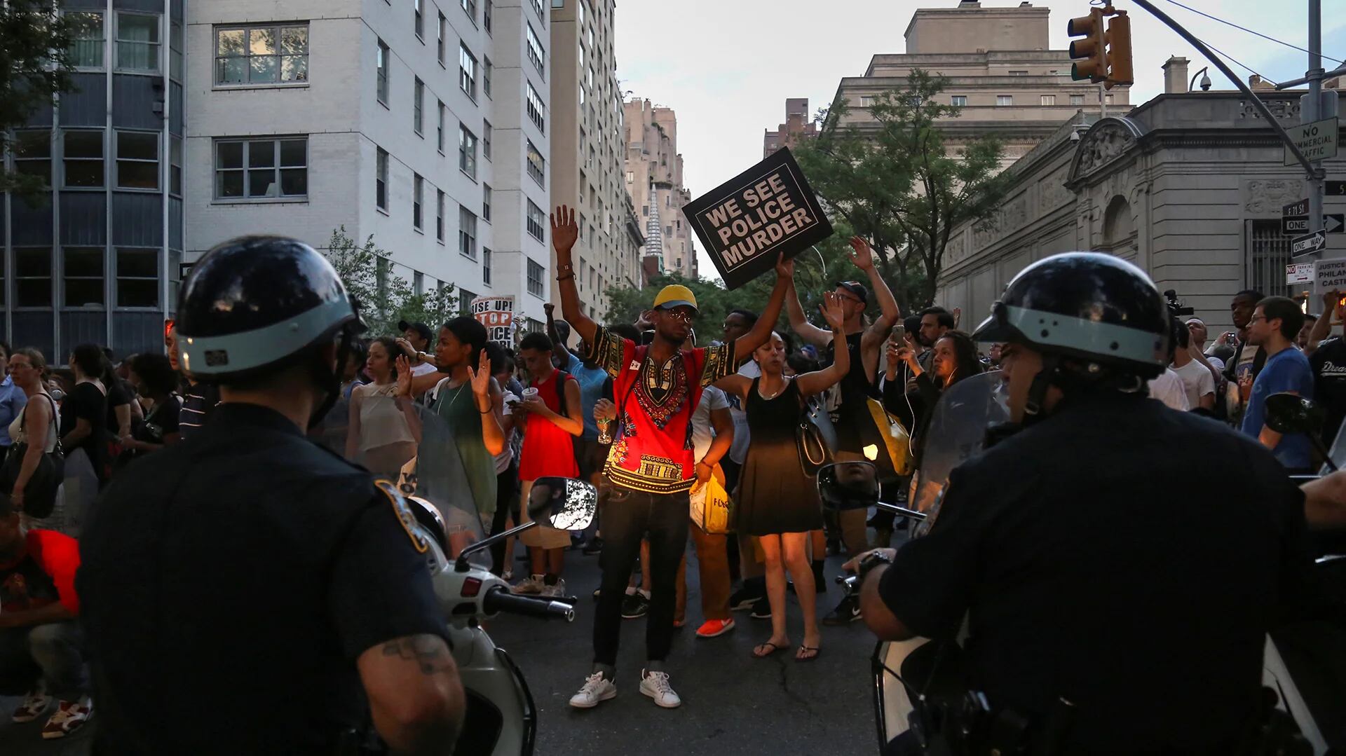 Los manifestantes repudiaron las muertes de Alton Sterling y Philando Castile. Luego estalló la locura (Reuters)