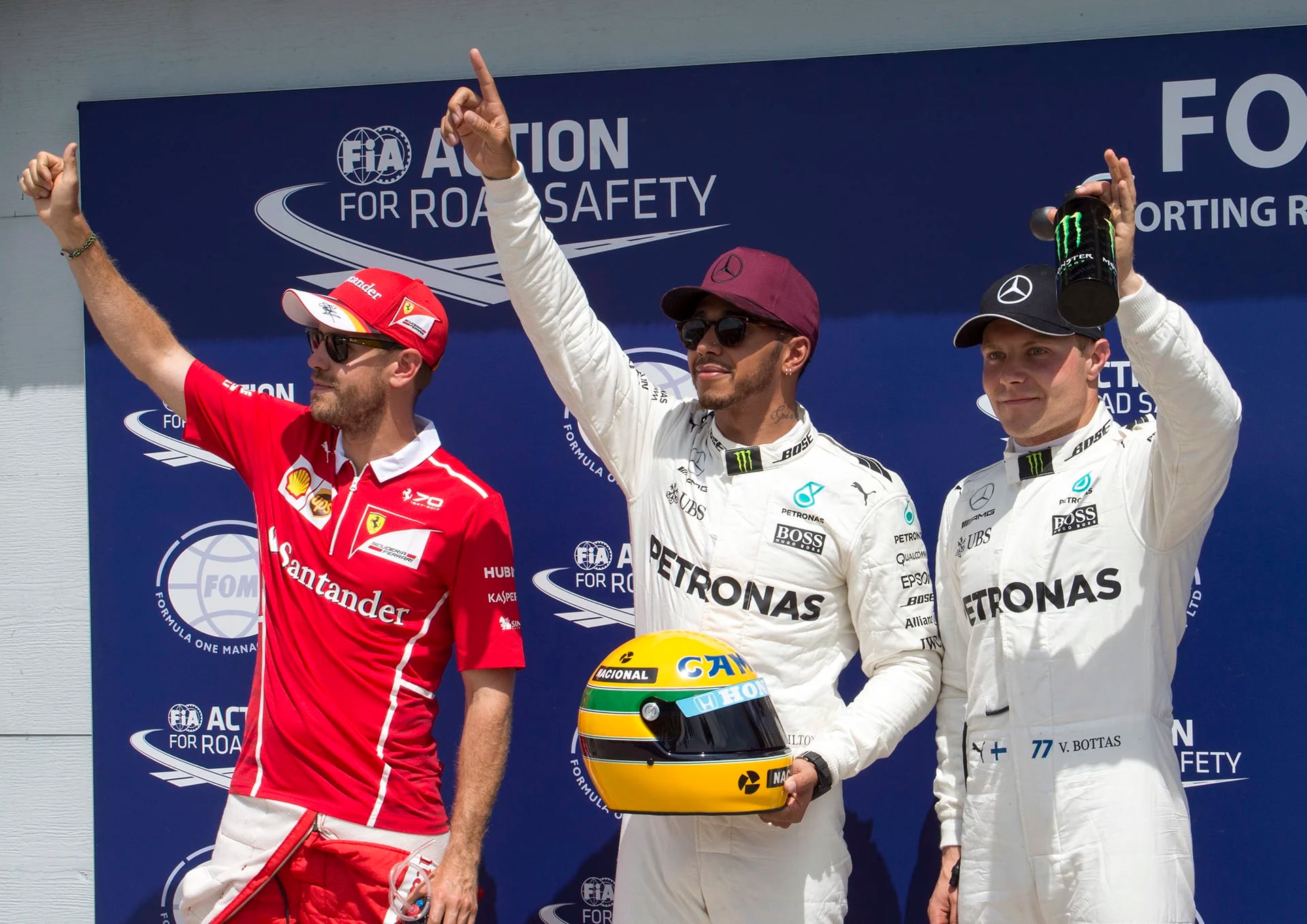 Lewis Hamilton mostró el casco de Ayrton Senna junto a Sebastian Vettel y Valtteri Bottas (AP)