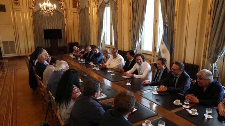 El jefe de Gabinete Santiago Cafiero durante la última reunión con las centrales obreras