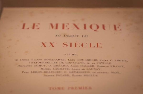 Uno de los libros más antiguos de época de la exposición es Le Mexiqué Au debut du del XX, coordinado por el príncipe Roland Bonaparte (Fotografía María Eugenia Salgado)