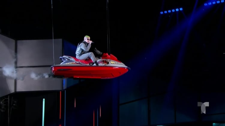 Bad Bunny entró al escenario en un Jet Ski para cantar “200 MPH”. (Captura: NBC/Telemundo/Latin Billboards)