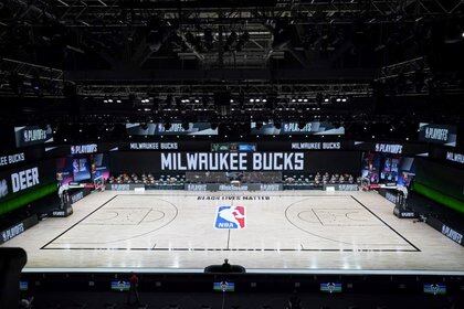 Milwaukee Bucks inició la protesta en el partido ante Orlando Magi (USA TODAY Sports)
