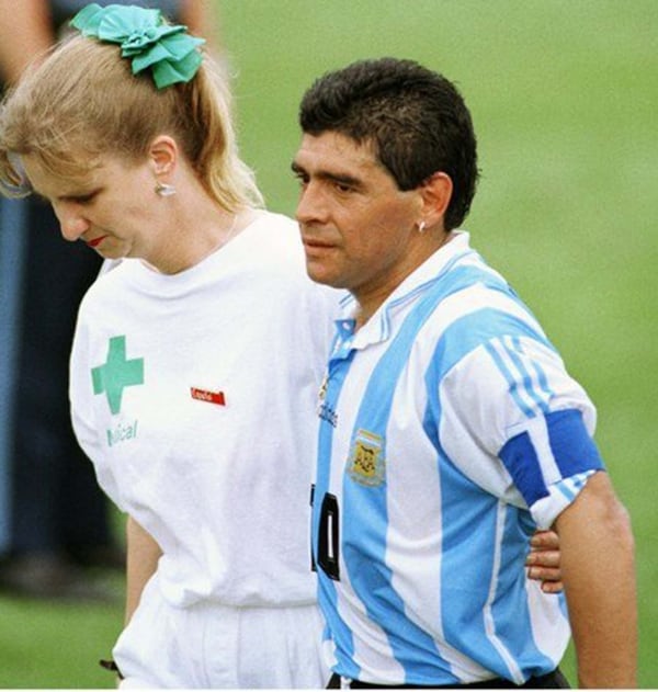 Sue Carpenter se lleva a Diego Maradona al control antidoping tras el 2 a 1 de Argentina a Nigeria en Estados Unidos ’94