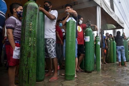 Personas hacen fila con tubos de oxígeno (MARCIO JAMES / AFP)