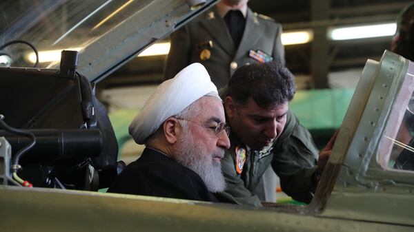 El presidente iraní Hassan Rohani en la cabina de una avión de combate. (AFP)