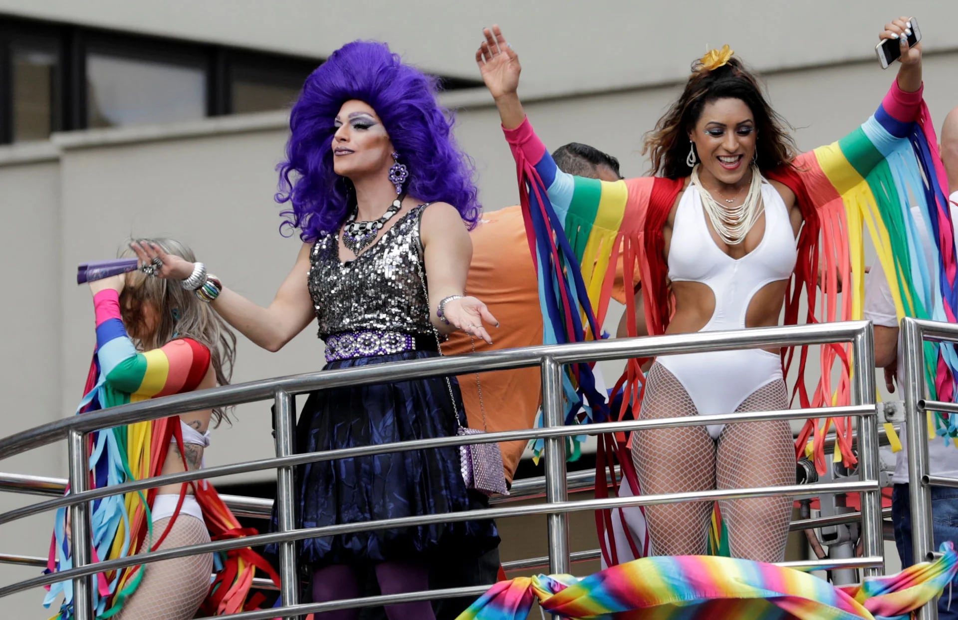 Según la Asociación del Desfile del Orgullo de Gays, Lesbianas, Bisexuales y Transgéneros de San Pablo (Apoglbt SP), el factor religión incide de forma clara en la toma de decisiones económicas y políticas de Brasil