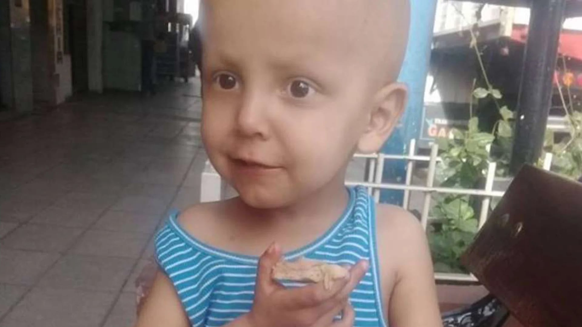Luca Martín Triulzi, de dos años, espera la medicación para operarse