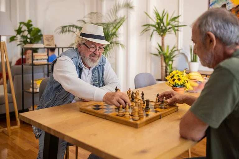  Los juegos de ingenio como el ajedrez promueven la plasticidad neuronal en cualquier etapa de la vida, dando apertura h 