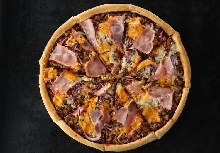 Bacon, cebolla y salsa barbacoa, queso cheddar, una pizza de Punto Pizza