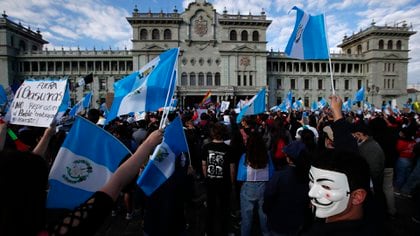 Manifestantes se reúnen frente al Palacio Nacional para exigir la renuncia del presidente Alejandro Giamatti, en la Ciudad de Guatemala, sábado 28 de noviembre de 2020 (AP Photo / Moises Castillo)