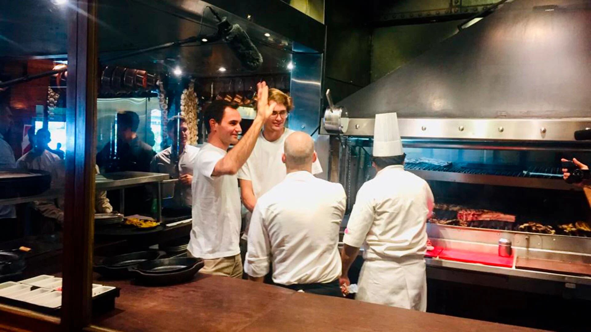 Federer se acercó a saludar a cocineros y parrilleros