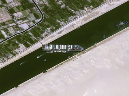 Imagen de satélite del buque mercante Ever Given atravesado en el Canal de Suez, Egipto, el 25 de marzo de 2021. CNES/AIRBUS DS a través de REUTERS