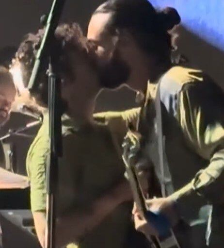 The 1975 fue expulsado de Malasia después de que Matt Healy diera un discurso pro LGBTQ+ y besara al bajista de la banda