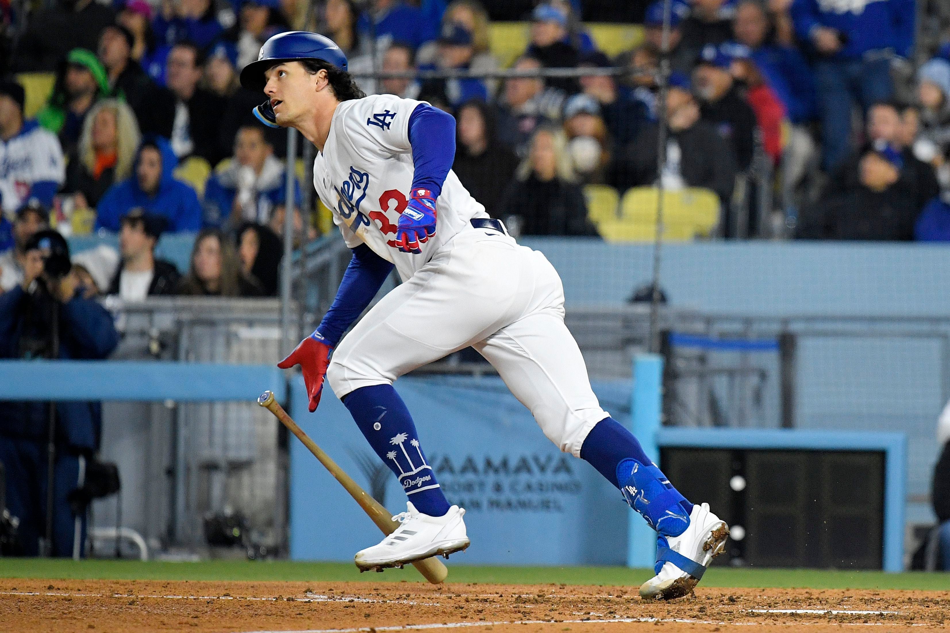 James Outman de los Dodgers de Los Ángeles corre a primera base luego de conectar un jonrón de dos carreras durante la sexta entrada del juego contra los Diamondbacks de Arizona, el jueves 30 de marzo de 2023, en Los Ángeles. (AP Foto/Mark J. Terrill)