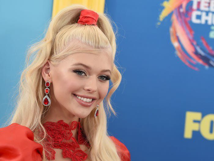 A los 17 años, Loren Gray es la persona más seguida en TikTok. En un momento, presentó su propio programa de Snapchat llamado “Glow Up”, y obtuvo nominaciones por su presencia en las redes sociales en los Teen Choice Awards y People’s Choice Awards. También ha estado produciendo música desde 2017, y recientemente lanzó el sencillo “Can’t Do It” (AP)