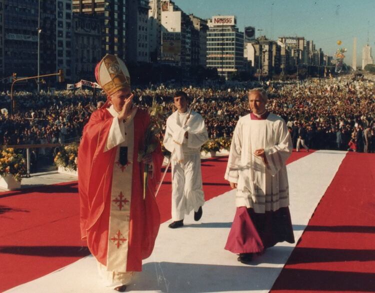 Juan Pablo II: en una multitudinaria misa en la avenida 9 de Julio en ocasión de su segunda visita a la Argentina en 1987