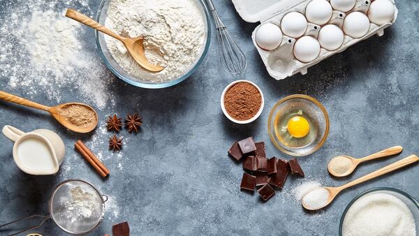 Los ingredientes esenciales para realizar un brownie, huevo, chocolate, azúcar y harina (Getty Images)
