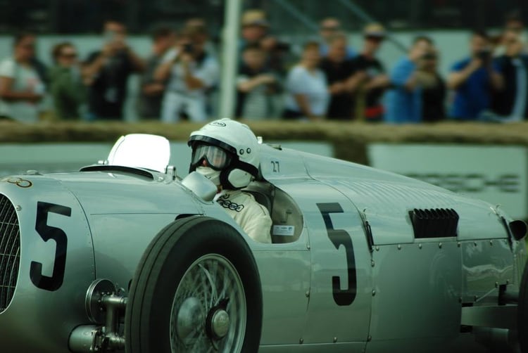 Mason en Goodwood sobre un Auto Unión Type C de 1936, uno de los clásicos más importantes de todos los tiempos. 