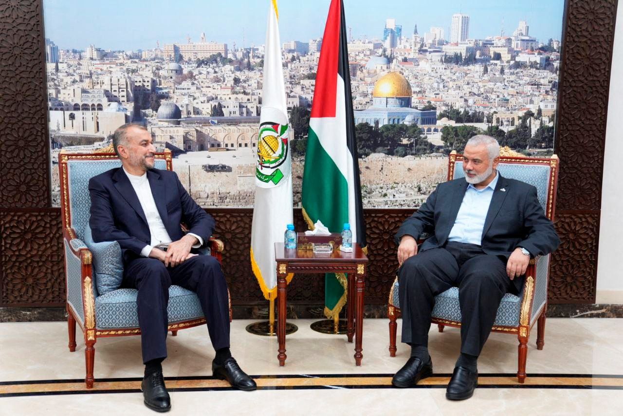 El ministro de Asuntos Exteriores de Irán, Hossein Amir Abdollahian, se reúne con el máximo líder del grupo terrorista palestino Hamas, Ismail Haniyeh, en Doha, Qatar, el 14 de octubre de 2023