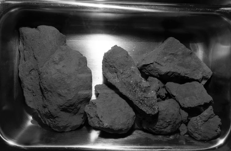 Rocas lunares traídas por los astronautas de Apolo 11. Todas las muestras extraídas están actualmente en un laboratorio de la NASA, en California