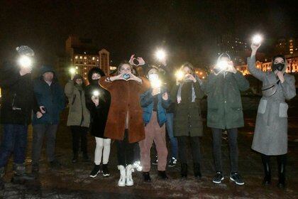 Simpatizantes de Navalny utilizan linternas durante una manifestación de protesta en Vladivostok, Rusia (REUTERS/Yuri Maltsev)