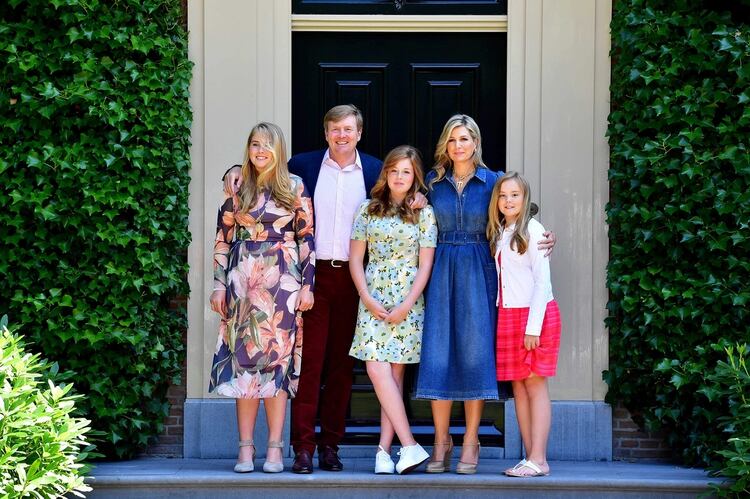 La foto de la Familia Real de Holanda, luego de 17 años juntos: Amalia, Guillermo, Alexia, Máxima y Ariana  en Wassenaar