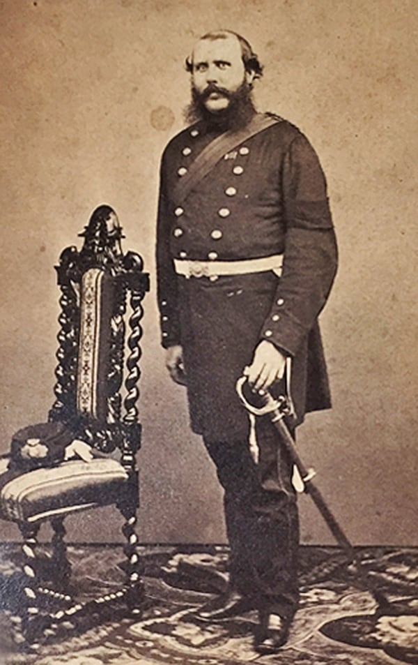 El capitán de los Royal Marines, Harry Lewis Evans, quien obtuvo la pieza en 1860 durante su participación en la Segunda Guerra del Opio (Canterbury Auction Gallery)
