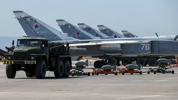 Bombarderos Sukhoi Su-24 rusos en la base aérea de Hmeimim, en Siria (AP)