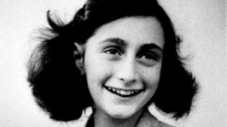 Annelies Marie Frank tenía trece años que un día de 1942 decidió empezar un diario personal en ese libro de autógrafos que le habían regalado sus padres para el cumpleaños