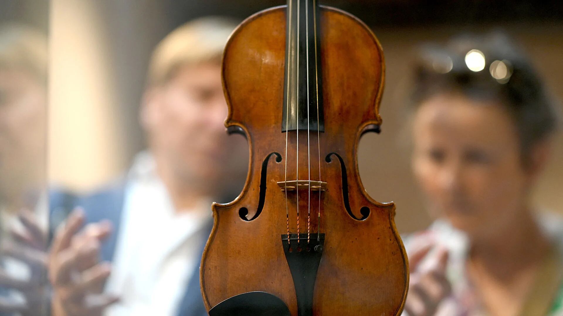 Violín Stradivarius de 1720, propiedad del violinista italiano y director artístico de la Casa Stradivari, Fabrizio von Arx (Foto: Gabriel Bouys / AFP)
