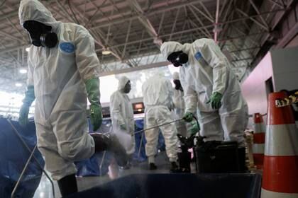 Soldados de la Armada brasileña desinfectan el Aeropuerto Internacional Tom Jobim durante el brote de la enfermedad coronavirus (COVID-19), en Río de Janeiro, Brasil