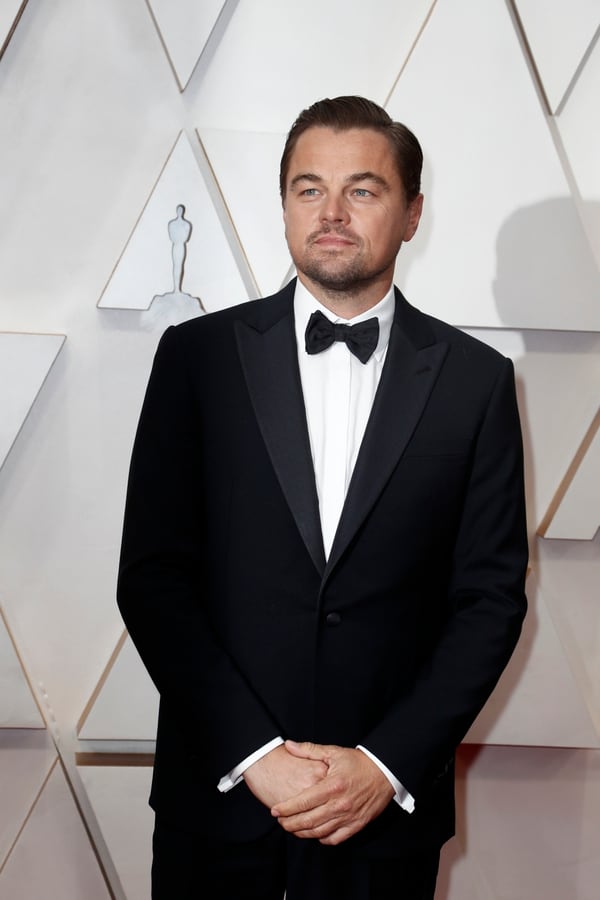 Leonardo DiCaprio llegó a la alfombra roja en Los Ángeles con un esmoquin con moño y camisa blanca 