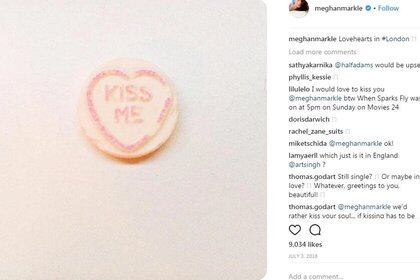 La noche de su primera cita a solas con Harry, Meghan Markle publicó en redes una foto de un caramelo Love Hearts, que decía “Bésame”, con el epígrafe “LoveHearts en #Londres”.