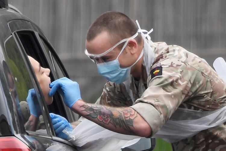 Un militar realiza una prueba de coronavirus en Londres 