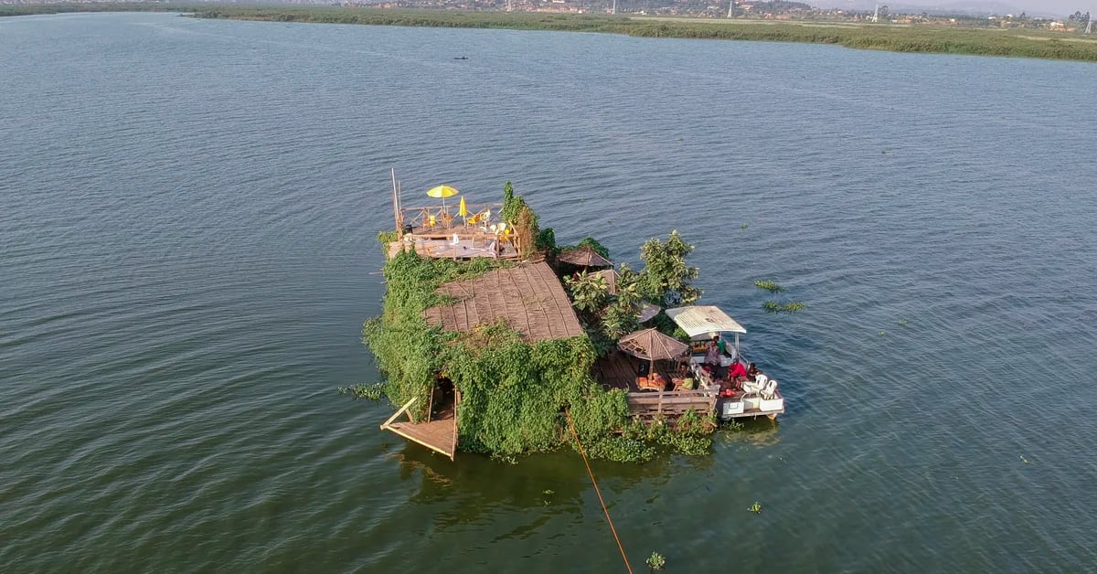 Recycling rubbish from Lake Victoria, a Ugandan has built an innovative tourist boat