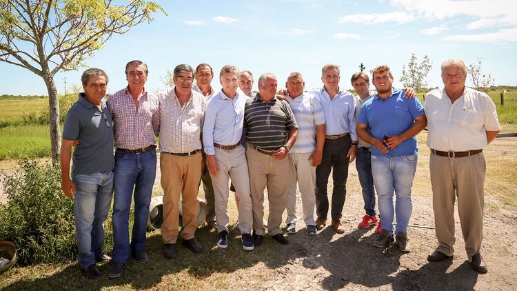 Mauricio Macri junto al secretario de Gobierno de Agroindustria, Luis Miguel Etchevehere, en las zonas anegadas del norte provincial